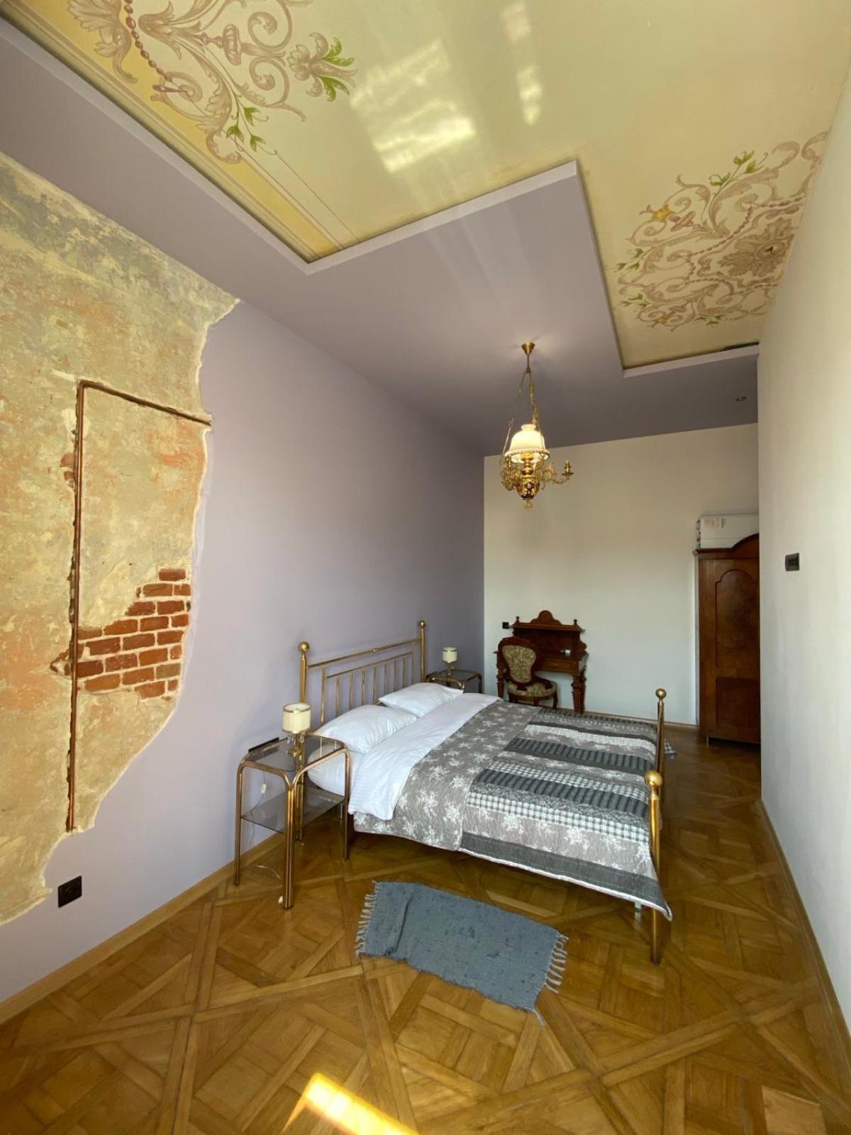 3 Bedrooms Apartment On Nasypna 3 Lviv Bagian luar foto