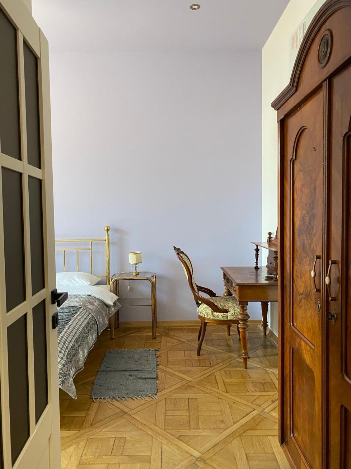 3 Bedrooms Apartment On Nasypna 3 Lviv Bagian luar foto
