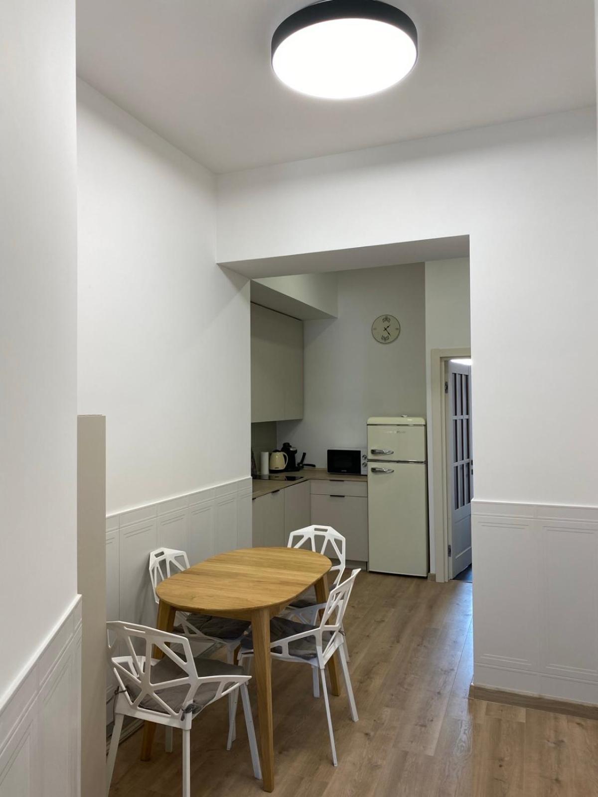 3 Bedrooms Apartment On Nasypna 3 Lviv Bagian luar foto